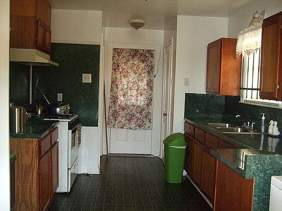 5th image of 808 Fairbanks St
