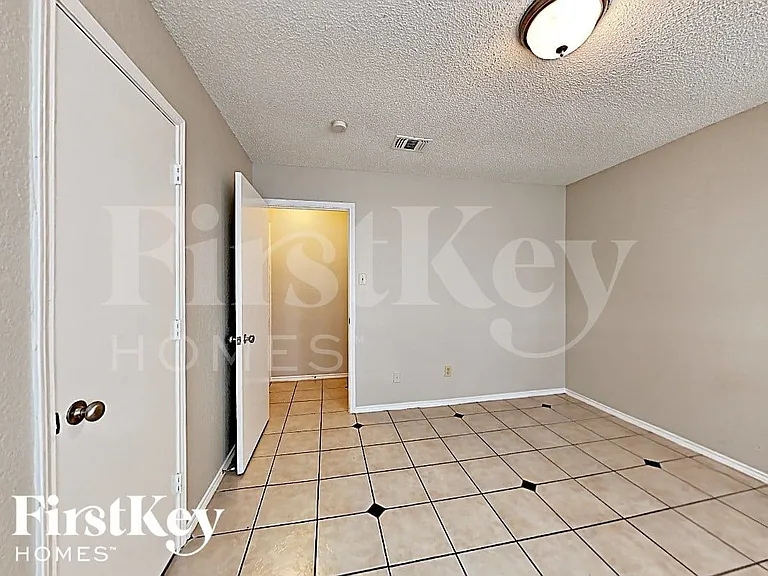 4949 Oak Hollow Dr — Photo 12