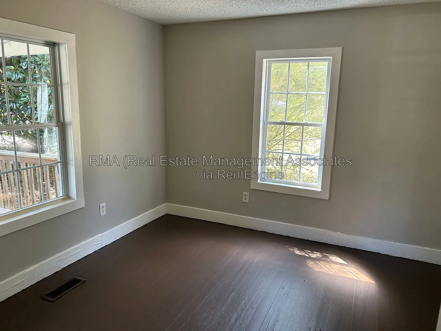 2 bed, 1.0 bath, 672 sqft, $950 — Photo 2