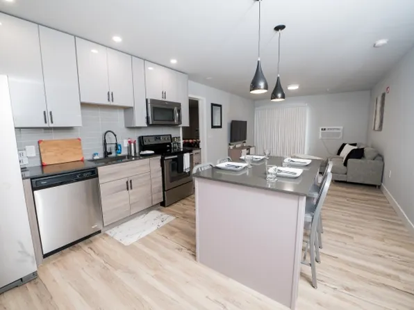 309 E White St, Champaign, IL