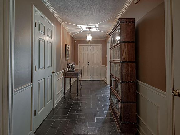 4th image of 1820 E Bryn Mawr Cir