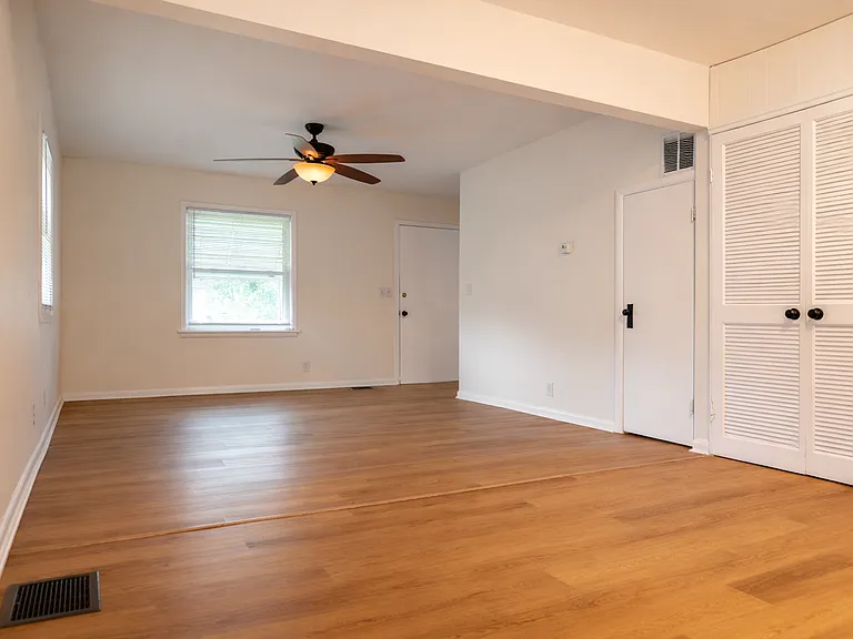 4011 Crawford Ave — Photo 2