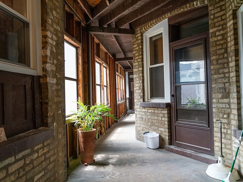 1st image of 3858 N Leavitt St #1