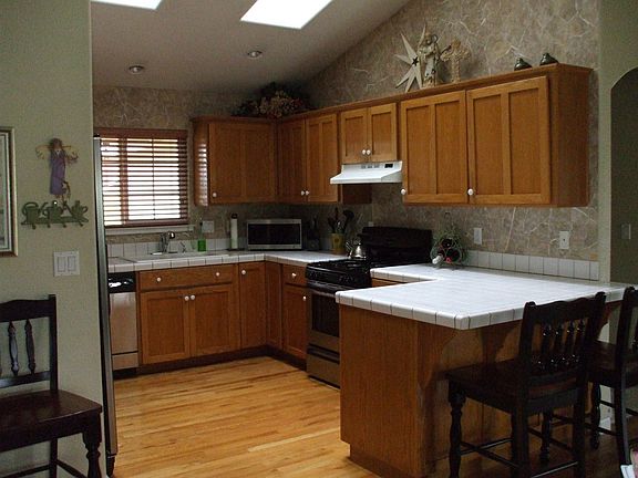 KITCHEN &  BREAKFAST BAR