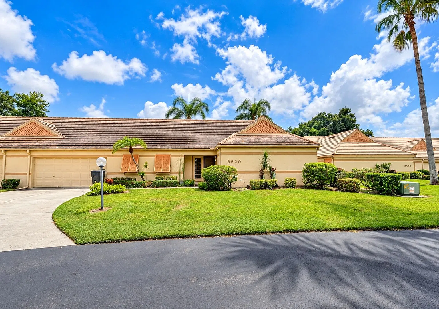 Annual UNfurnished renovated 2/2 villa in gated Bradenton community — Photo 1