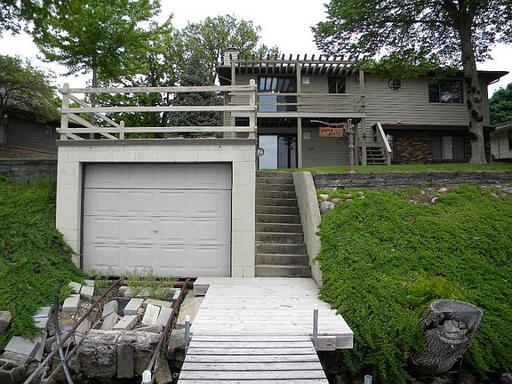 4th image of 389 Oak St