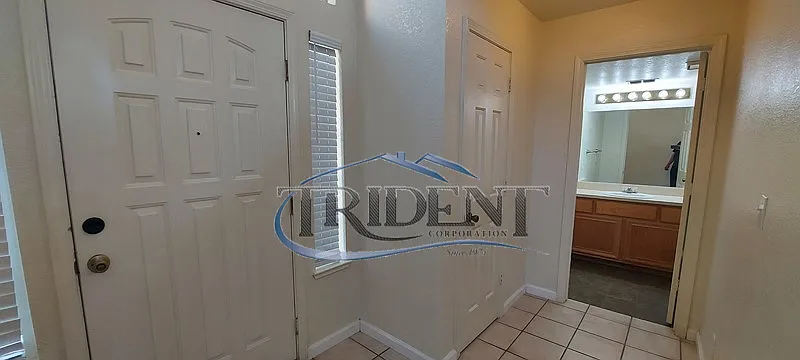 3 bed, 2.5 bath, 1386 sqft, $2,200 — Photo 2