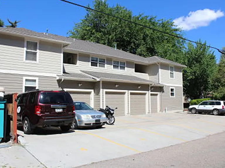 321 W Myrtle St — Photo 2