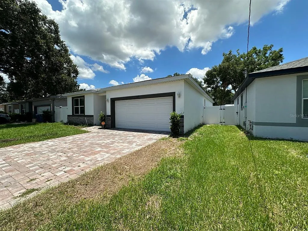 4 bed, 2.5 bath, 1827 sqft, $2,190 — Photo 2