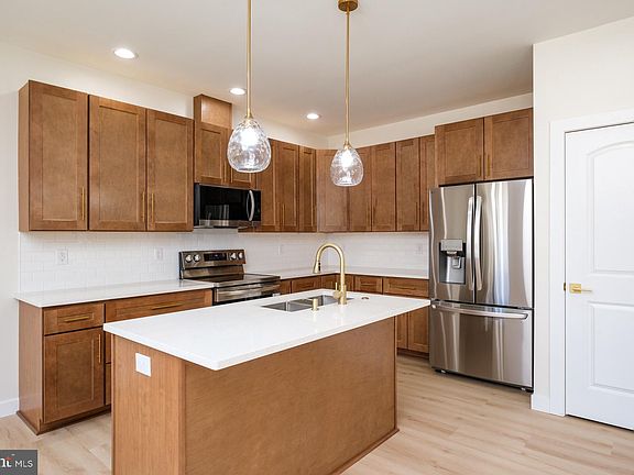 5th image of 10233 Dalmatian Dr