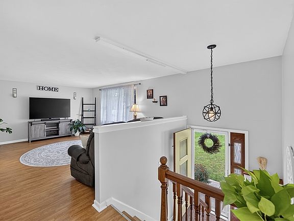 5th image of 126 Hulbert St