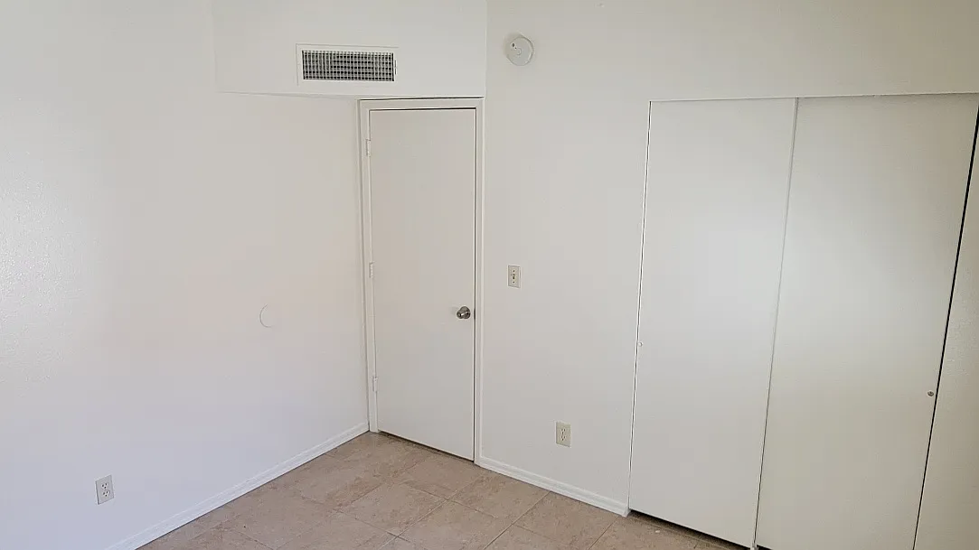 284 S Highland Ave — Photo 4