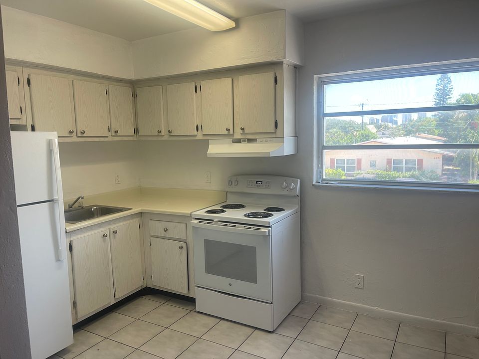 1st image of 440 SE 23rd St APT 14