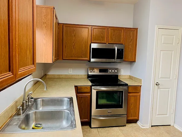 3 bed, 2.5 bath, 1248 sqft, $1,570 — Photo 4