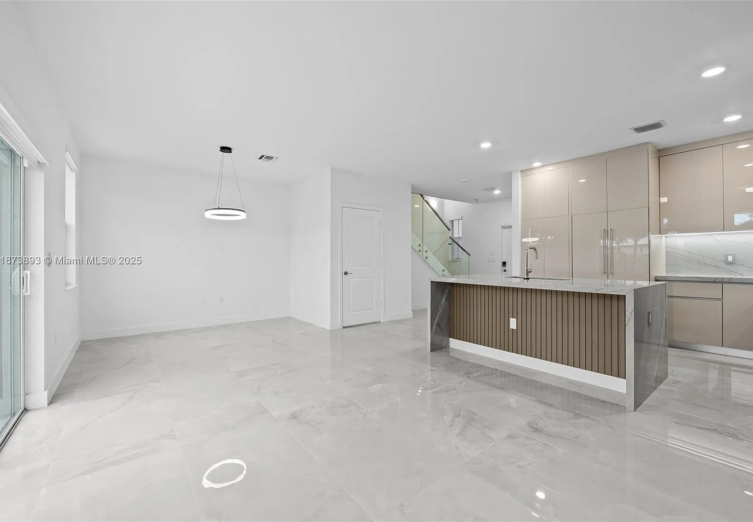 3 bed, 2.5 bath, 1434 sqft, $3,950 — Photo 3