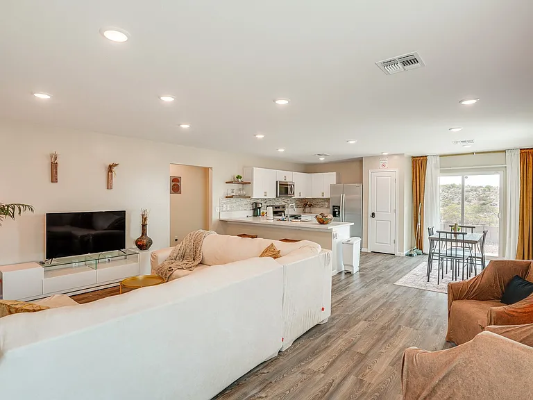 975 Jubal Ln — Photo 3