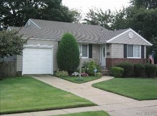216 Linden St, Massapequa Park, NY 11762