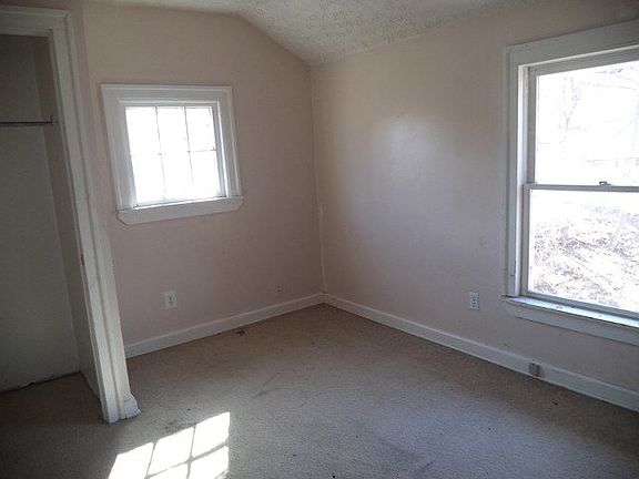 5th image of 227 Park Dr