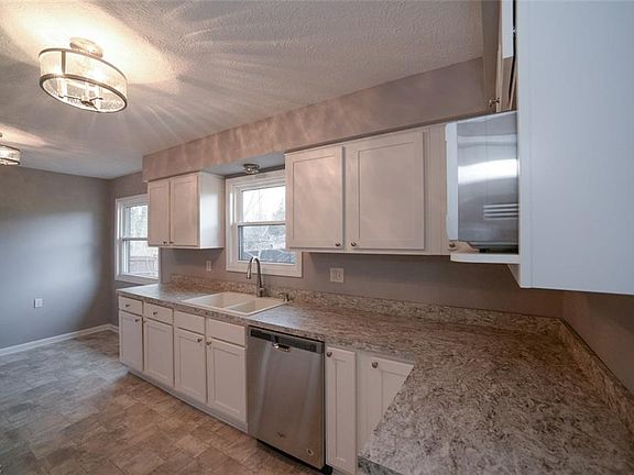 5th image of 3122 Hillcrest Ave