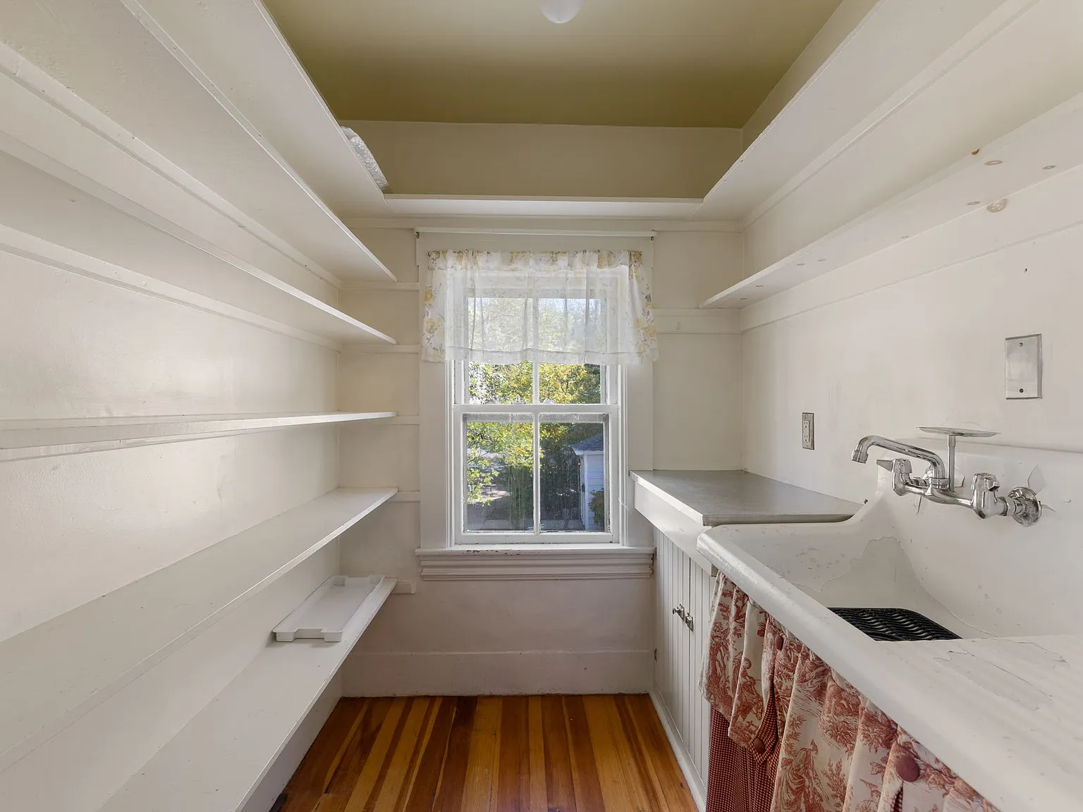 3 bed, 2500 sqft, $3,750 — Photo 3