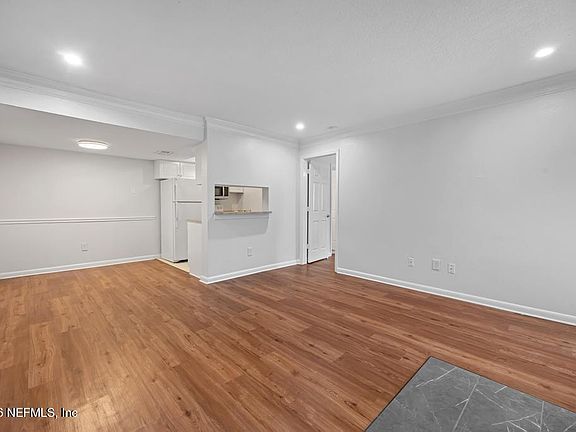 2nd image of 100 FAIRWAY PARK Boulevard #802