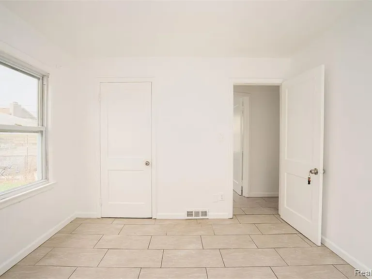 4781 Williamson St — Photo 8