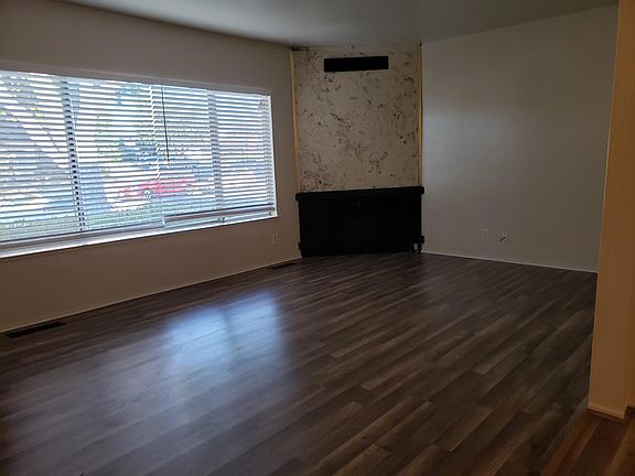3rd image of 482 Hawthorn Ave APT 1