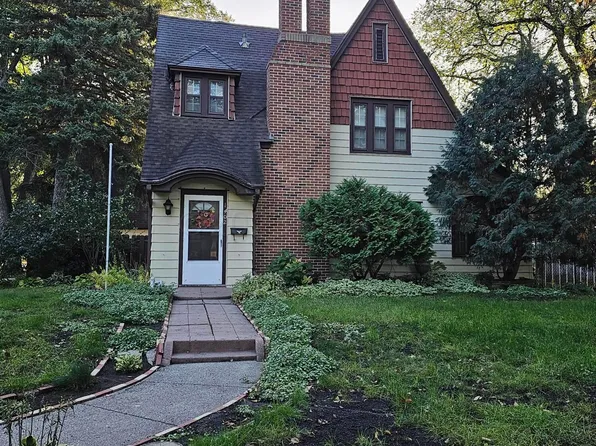 1402 9th St S, Fargo, ND 58103