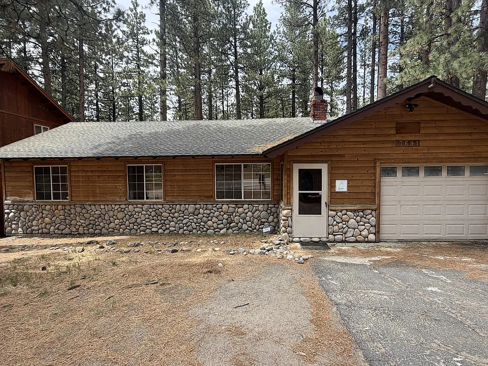 3691 David Ln