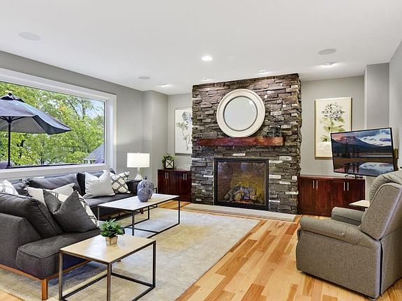 3rd image of 2492 Woods Dr
