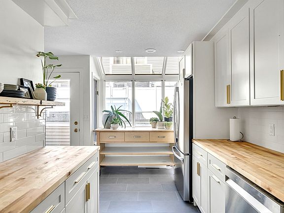 4th image of 37 Fresh Pond Pl #37