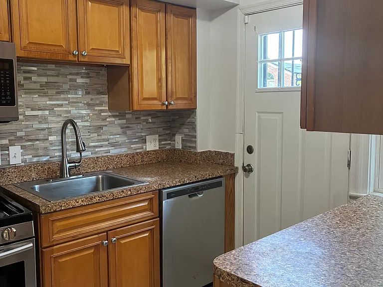 425 Oakwood St SE — Photo 4