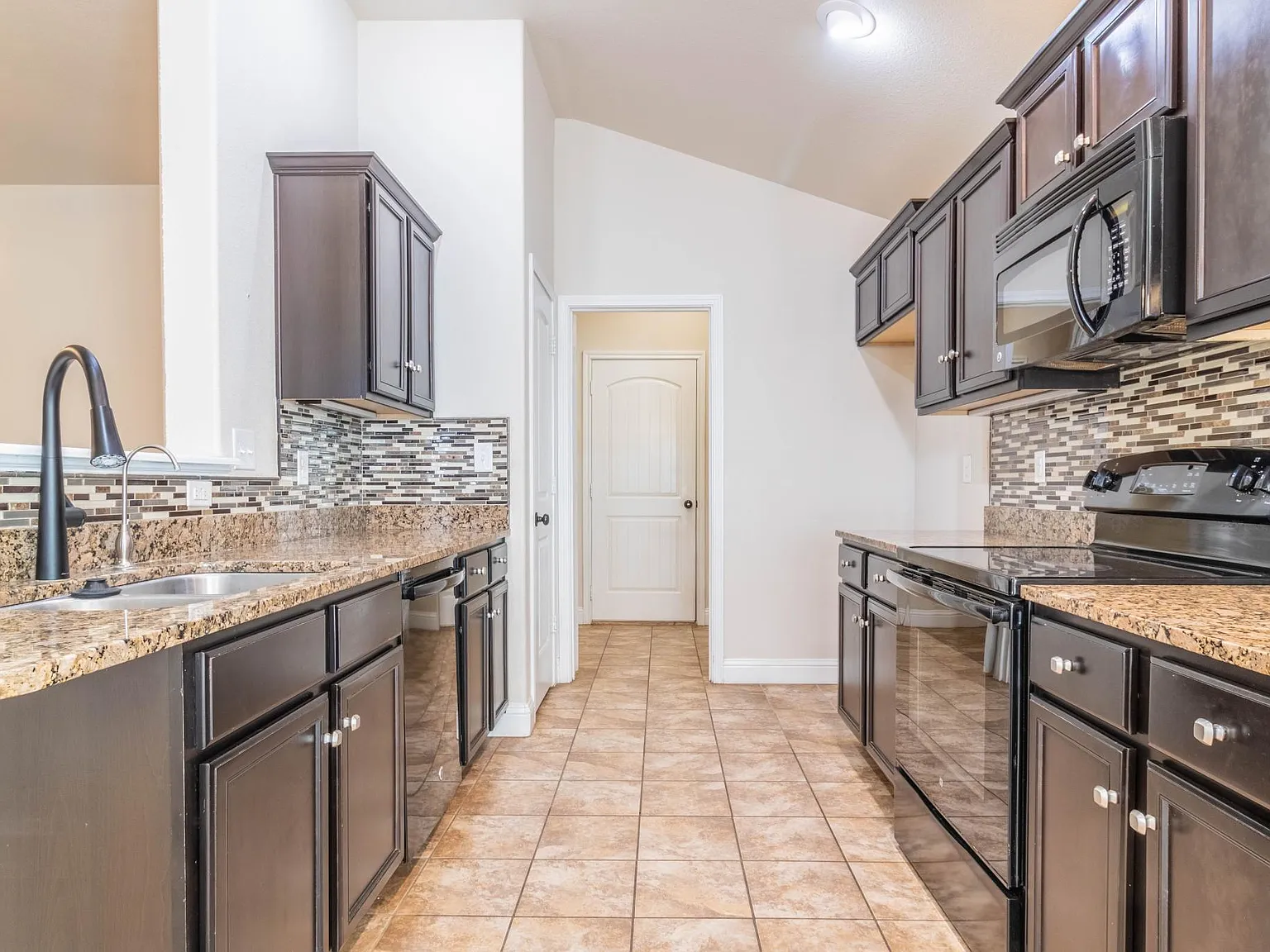3 bed, 1690 sqft, $2,500 — Photo 4