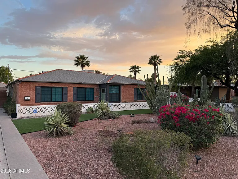 705 W Wilshire Dr — Photo 1