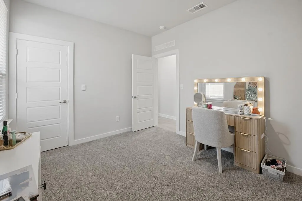 4 bed, 2.0 bath, 2271 sqft, $3,300 — Photo 4