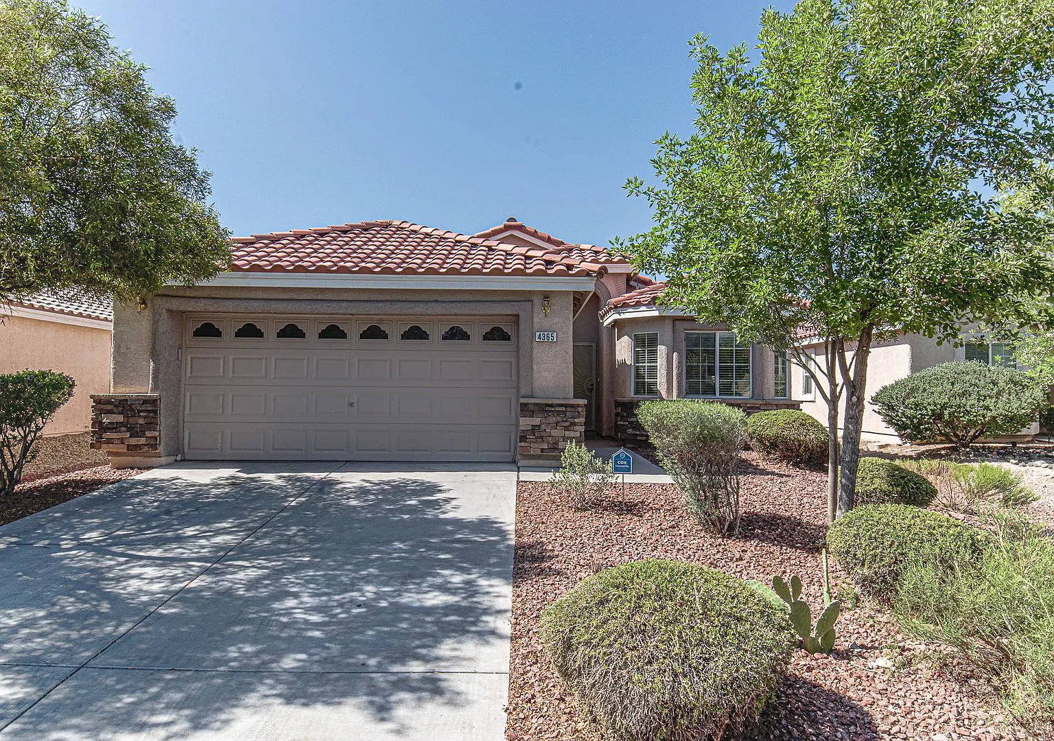 Single story home located in Aliante with 3 bedrooms plus a den! — Photo 1