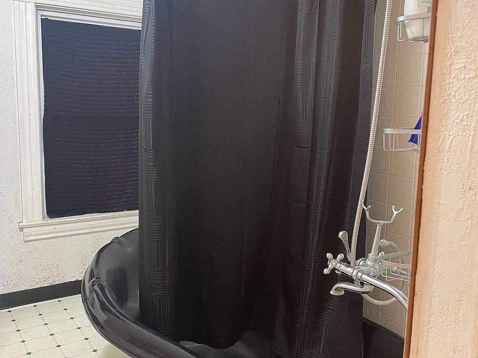 Claw foot tub in bathroom