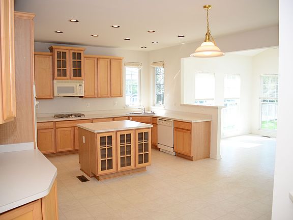 Generous cabints,center isl.