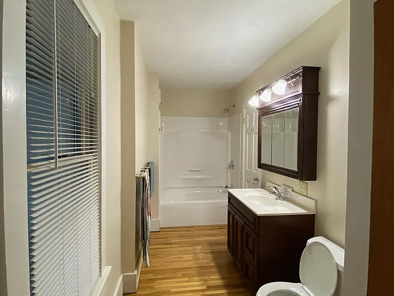 1031 Memorial Ave — Photo 3