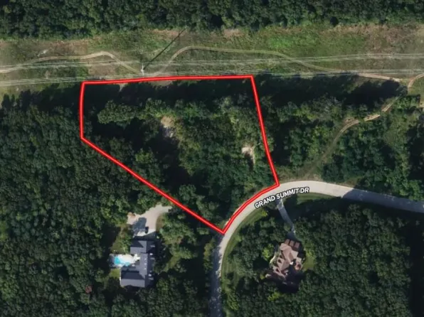 9373 Grand Summit Dr, Fenton, MI 48430