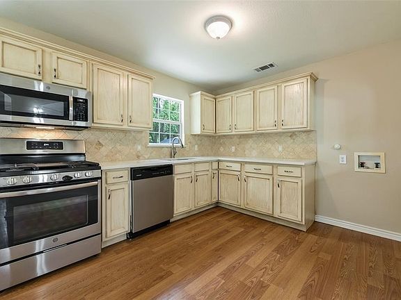 2nd image of 501 Lillian St