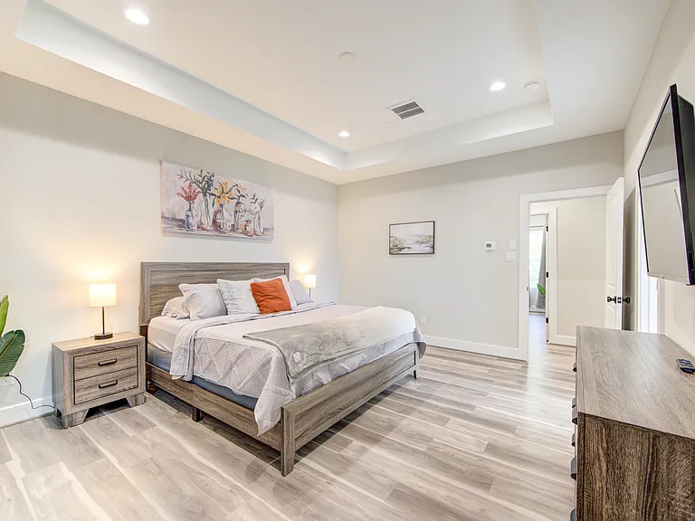 2418 Everett St — Photo 23