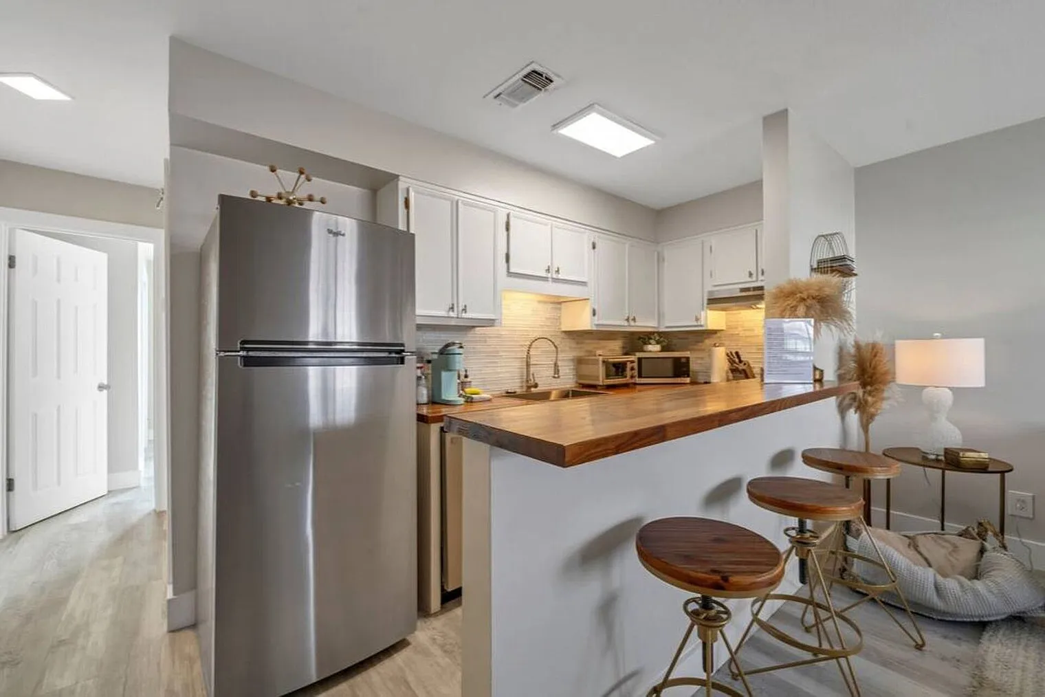 1 bed, 1.0 bath, 6200 sqft, $1,758 — Photo 3
