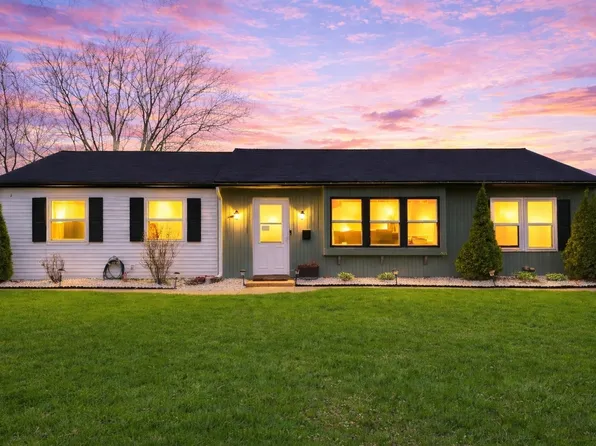 1320 Elm Dr, Schaumburg, IL 60194