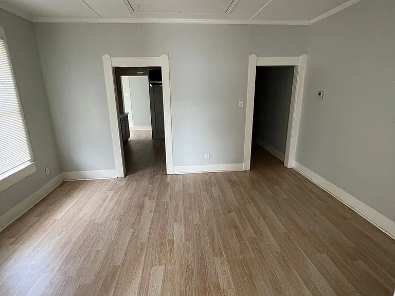 1107 Avenue A — Photo 5
