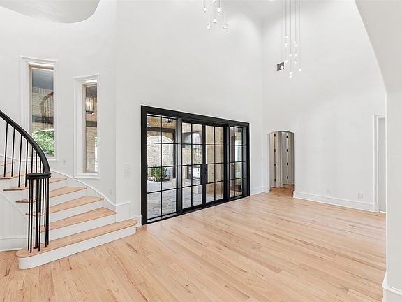 4th image of 912 Silverton St