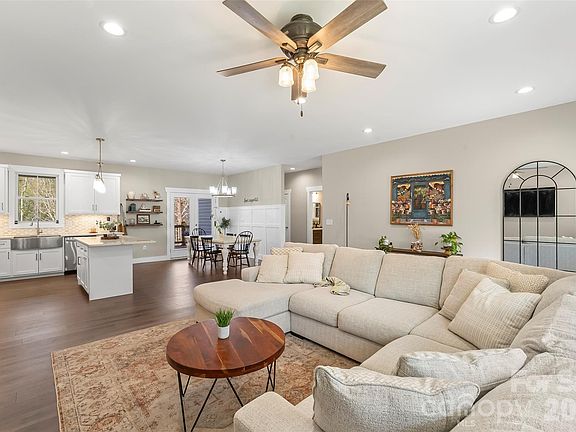 2nd image of 126 Doe Path Cir