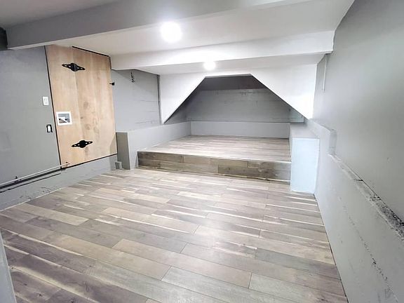 Bonus Room with laundry hookups
