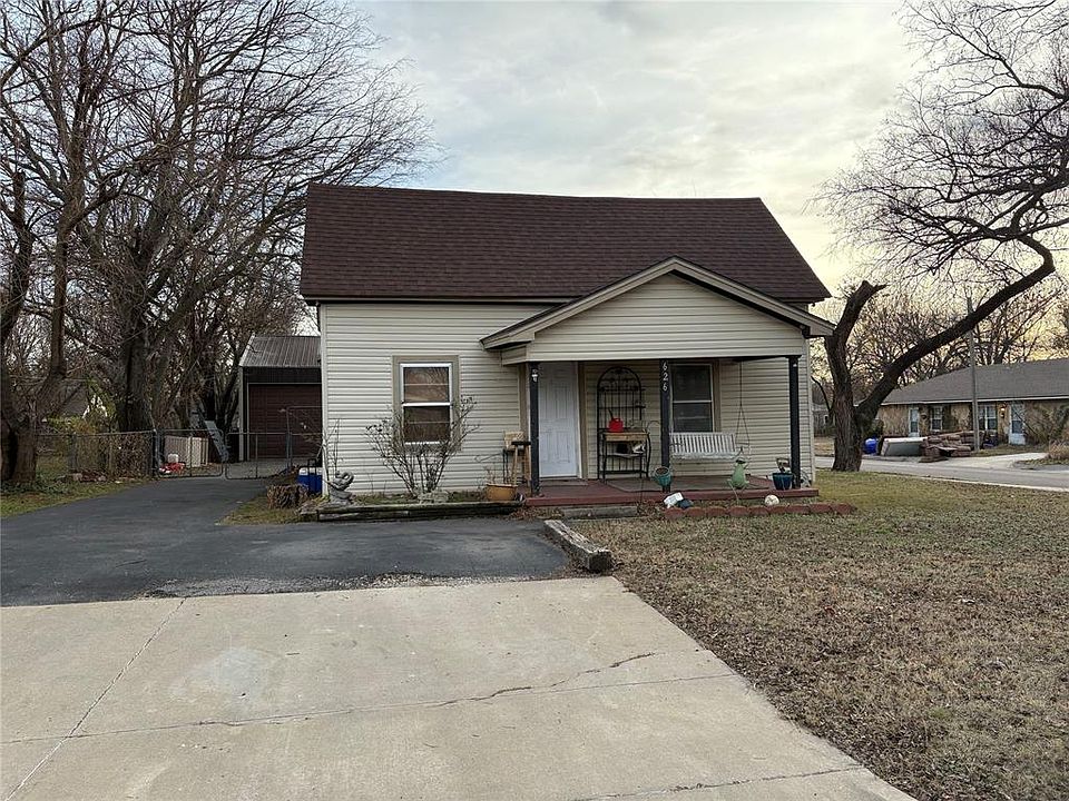 1st image of 626 Dakota St