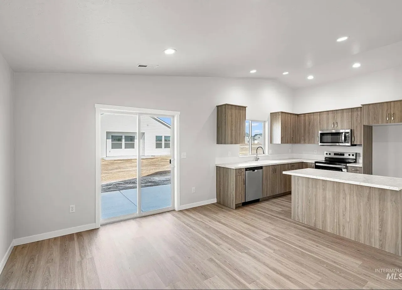 4 bed, 1860 sqft, $2,400 — Photo 4
